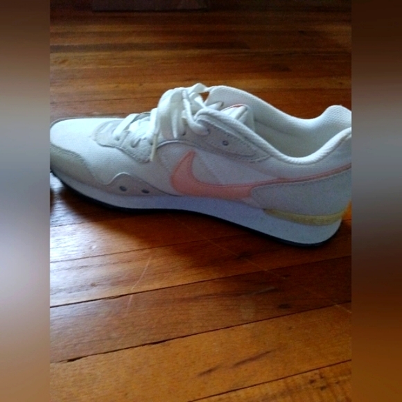 Nike Sportswear Running Shoes White & Gray w/ Peach Swoosh Women's Size 10med - Picture 6 of 9
